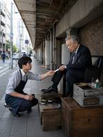 靴磨きの少年と会長の時計