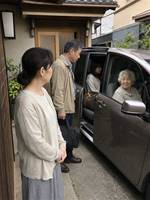 義母に「車が狭いから、あなたは留守番ね」と置いていかれた私