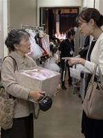 裏口に回された仕立て屋