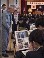 「ただの用務員でしょ？」卒業式で笑われた72歳――アルバムを開いた生徒たちが泣き、校長は壇上を降りた