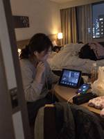 娘がいない夜も、足音がした
