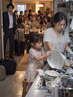 20人の宴会、妻は2つの鞄を用意していた