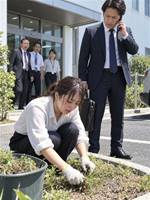 炎天下に追い出された新人と、5年ぶりに戻った男