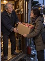 「父の31億を狙った泥棒女」と罵られた私。孤独な老人に贈った2180円のラーメンが、巨大金庫の上に供えられていた