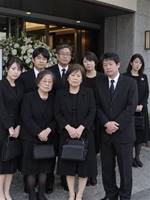 母の葬儀写真に現れた女――銀の花に隠された秘密