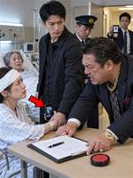 「姉の足を折る」と笑った地元の顔役――7年ぶりに帰った“工場勤務”の弟を見下したが、彼の本当の勤務先を知った時にはもう遅い